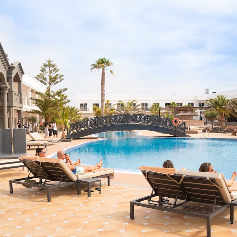 piscina exterior hotel coral cotillo